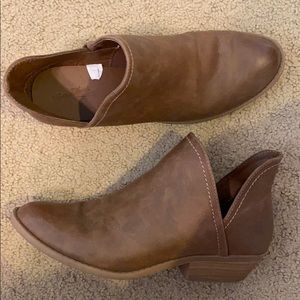 Universal thread Brown booties
